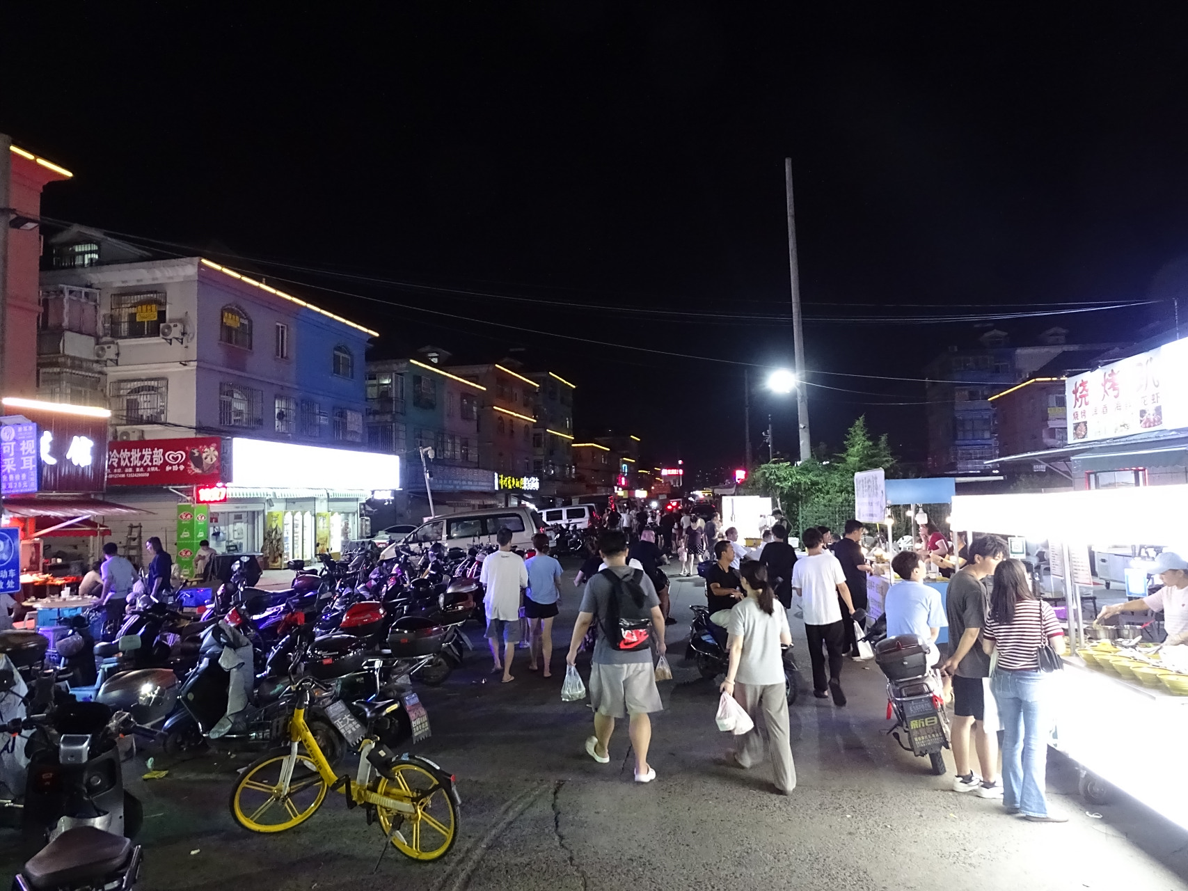 上海马陆包装城的小吃街夜市 夜市经济,丰富了人们夜生活,又给一些人