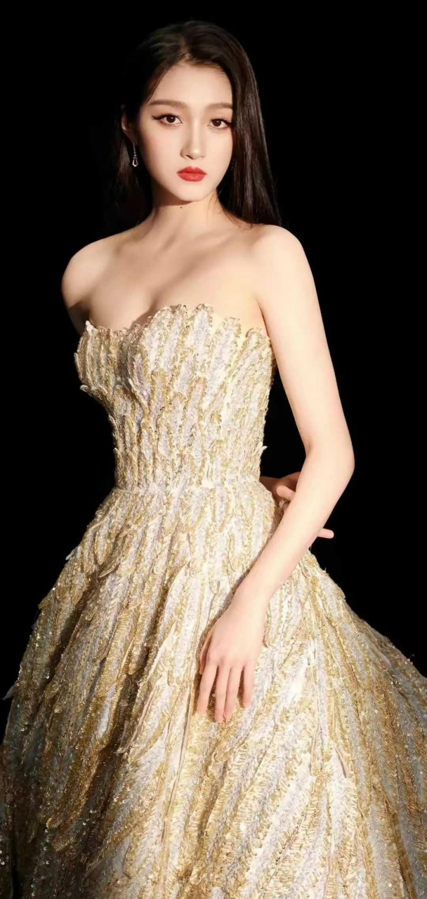 关晓彤是满族"瓜尔佳氏"的后代,"瓜尔佳氏"很多都是皇室出身,所以