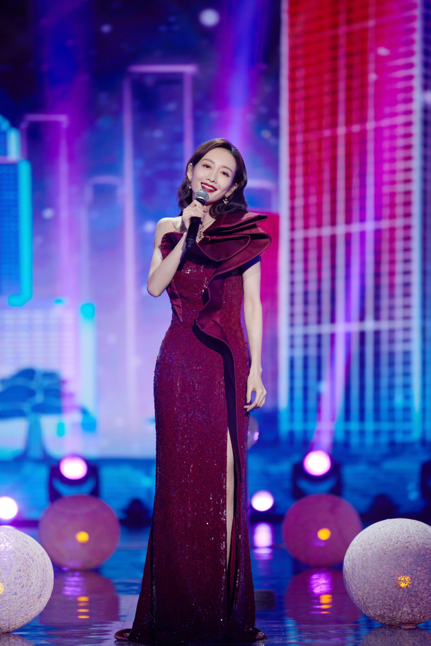 王鸥唯美舞台妆写真!#明星# #旗袍美女