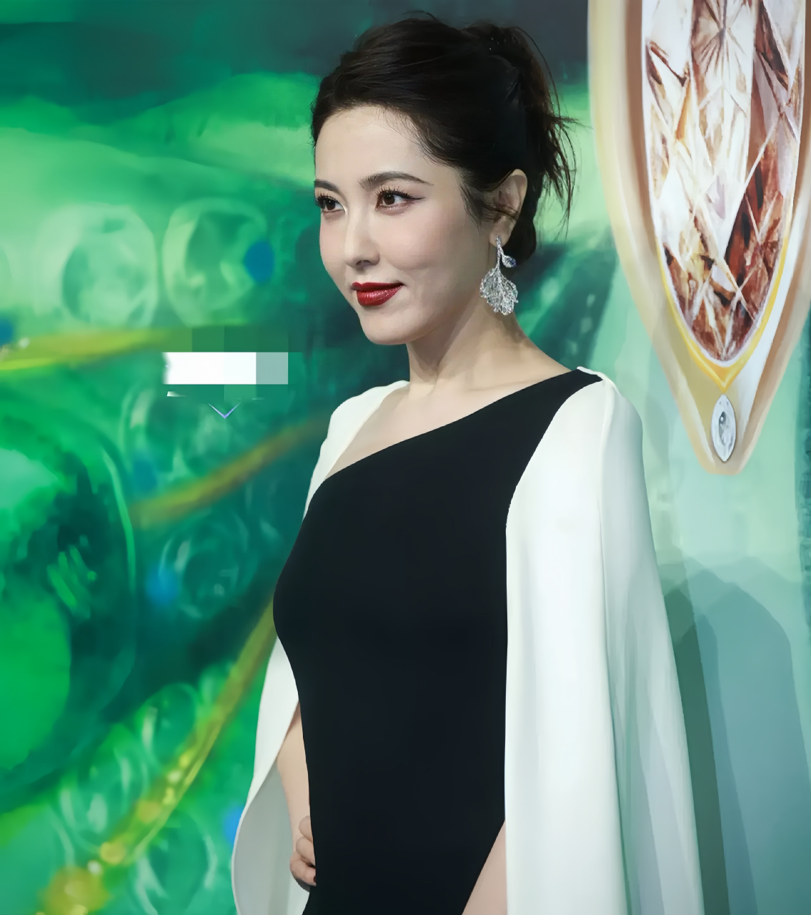 47岁曾黎脸部引发热议!