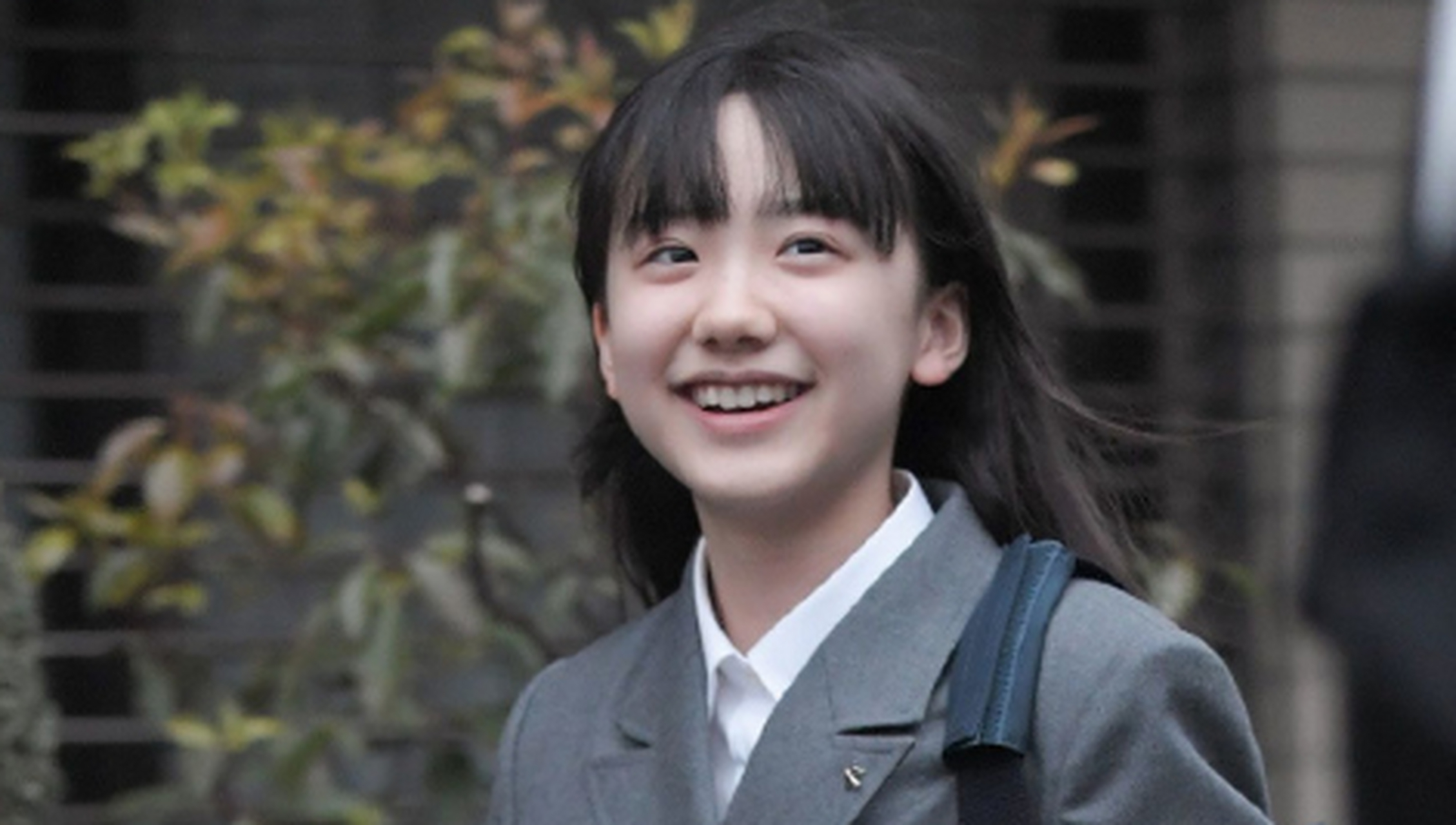 曾经的小童星芦田爱菜长大了,如今18岁的她考入庆应义塾大学法学部