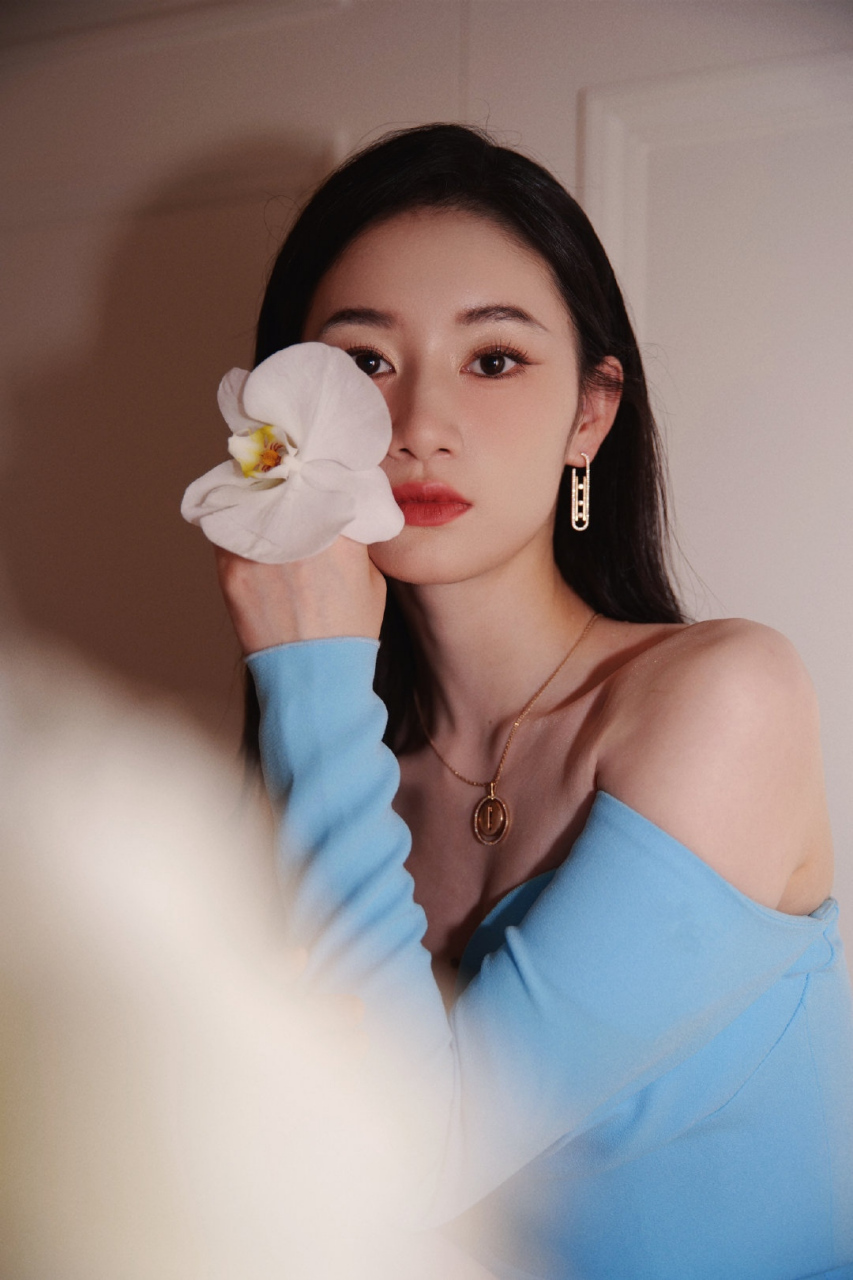 郭晓婷# 一袭蓝色抹胸裙,肤白貌美的容颜,丰满傲人的事业线,性感妖娆