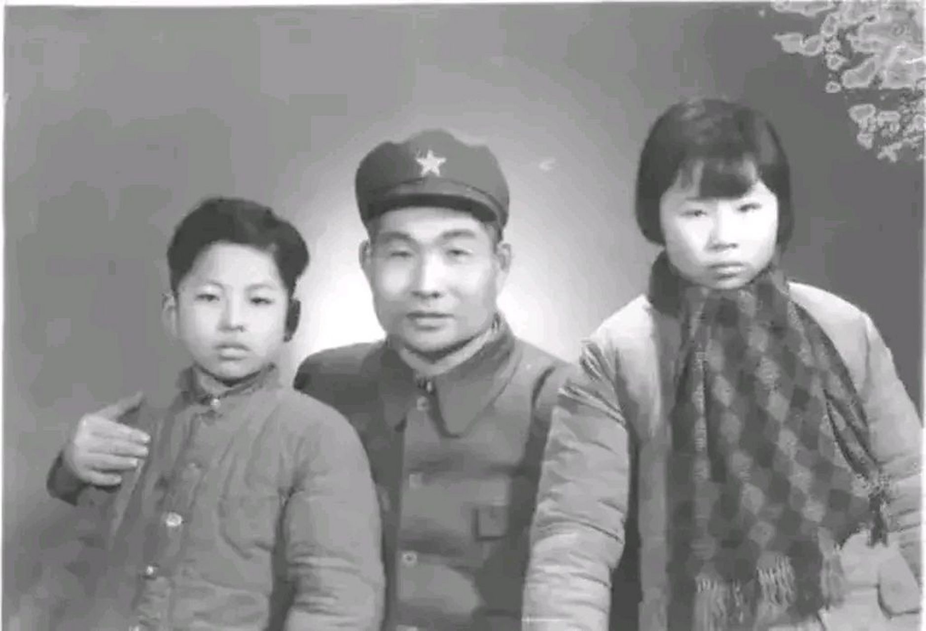 建国初期,萧劲光与女儿,儿子在一起的合影.