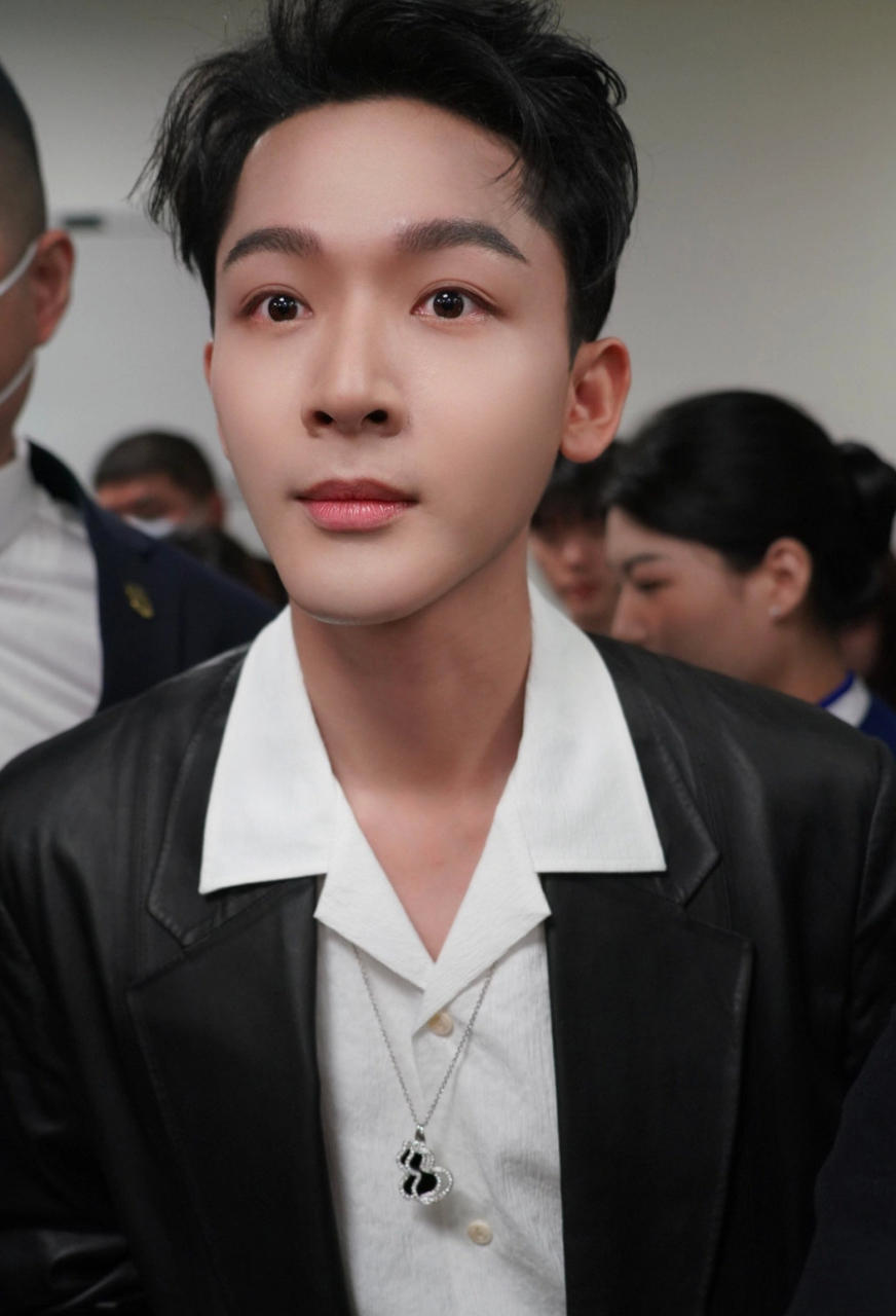 看张晚意这怼脸生图好帅啊,看他宽眉毛高鼻梁皮肤好白净,好英俊潇洒!