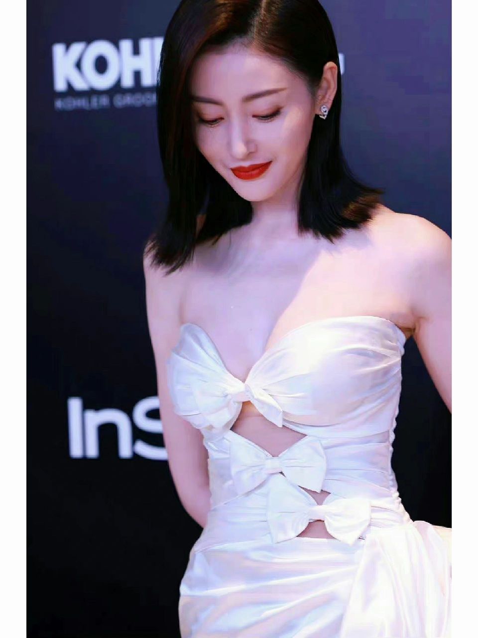 张天爱为代言真是拼了,穿白色抹胸镂空礼服裙性感又妩媚,颜值与气质