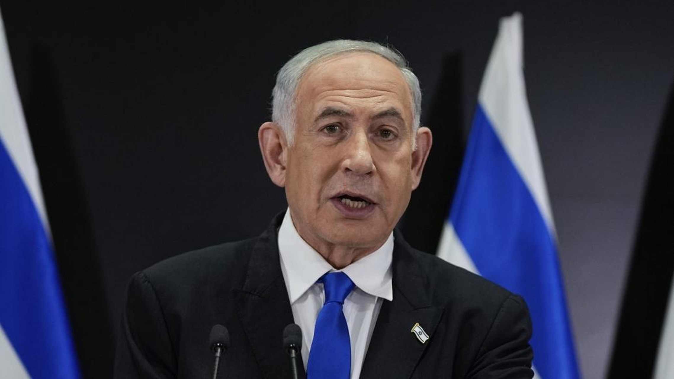 国务委员兼外长秦刚同以色列外长科恩通电话.