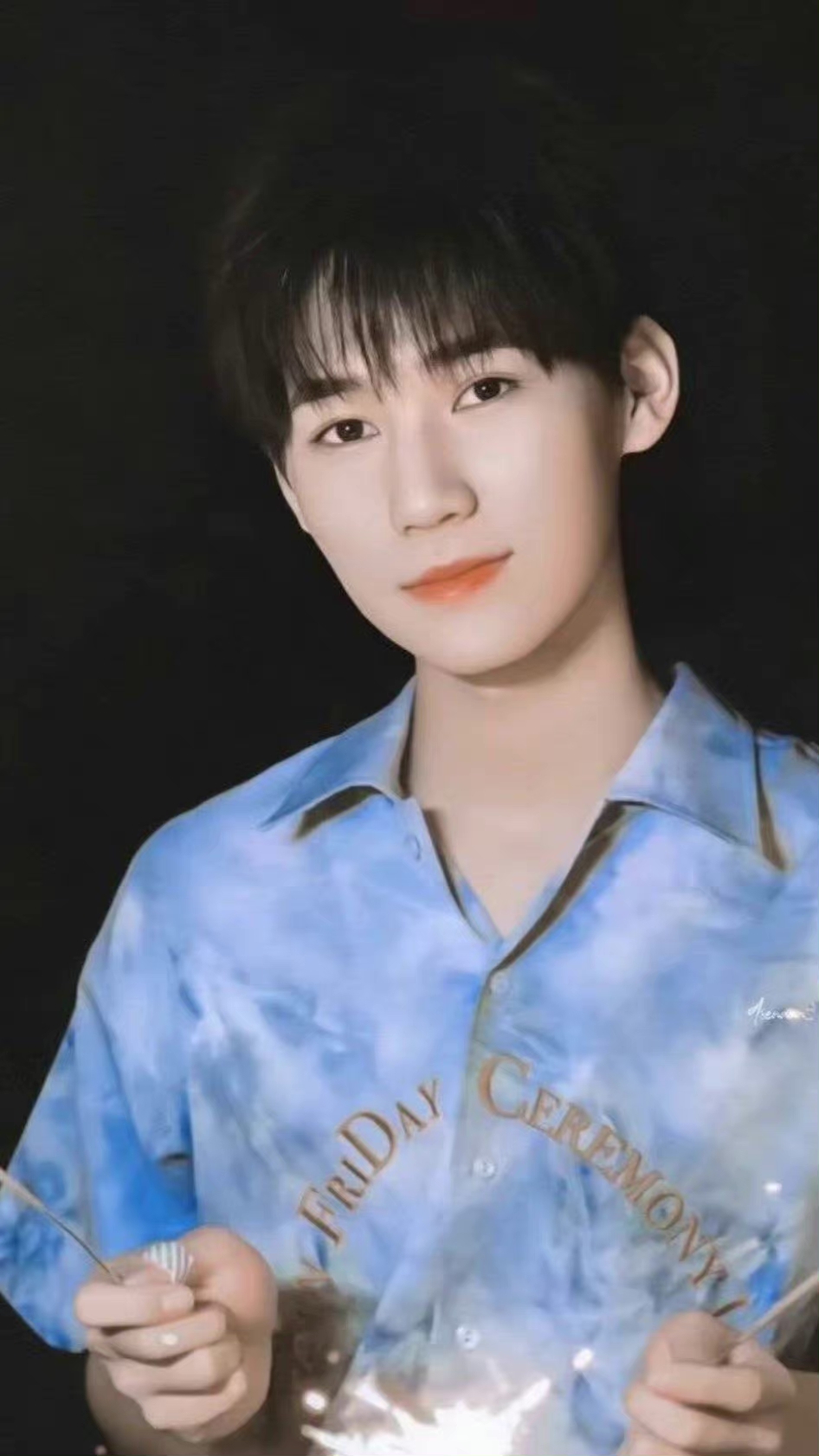 魅力十足,稳重帅气张真源!