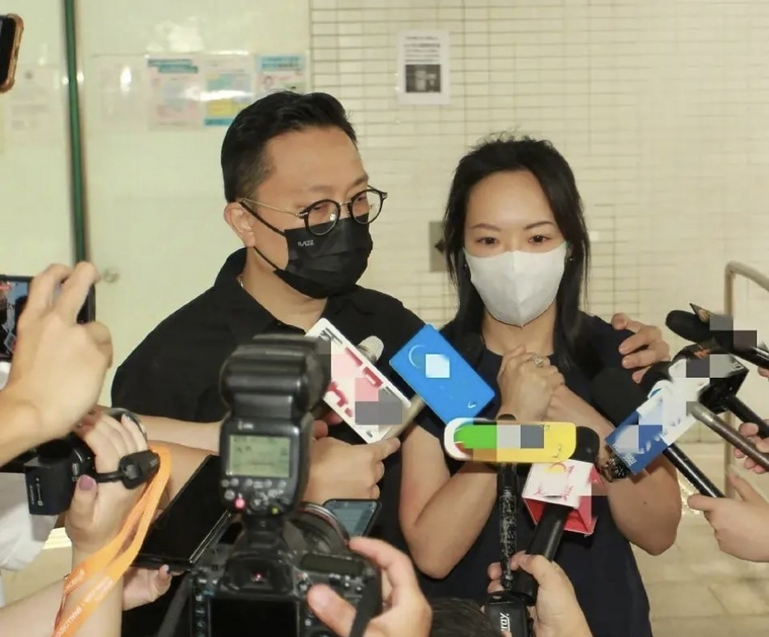 4月28日,曾慕雪与老公一起认领父亲遗体,采访时,她透露不光是自己到