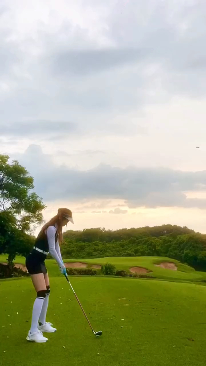 美女在打高尔夫球,姿势很标准