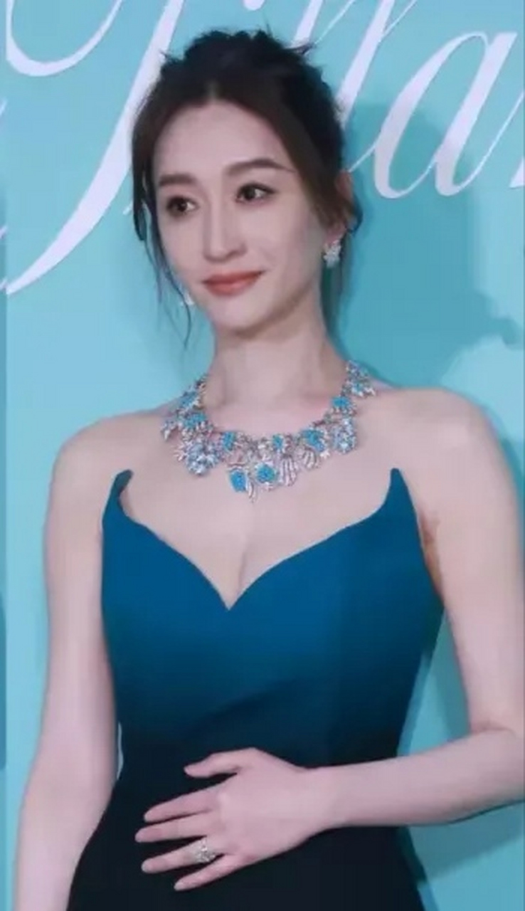 钟楚曦,李小冉,何穗 我觉得李小冉很好看,感觉很松弛,还有就是口红