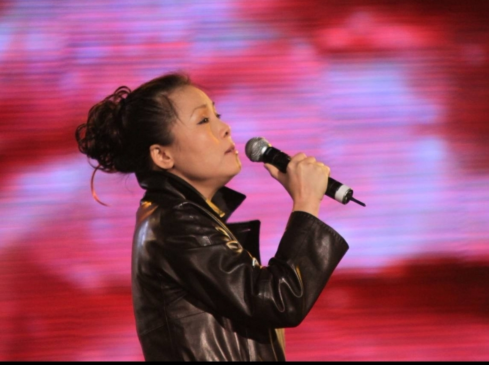 曾经的歌后田震因病淡出娱乐圈,小时候她曾经在农村姑姑家住了七年那