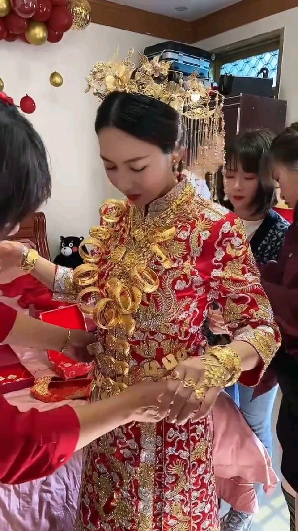 福建地区的新娘出嫁习俗来咯,一身金灿灿首饰.