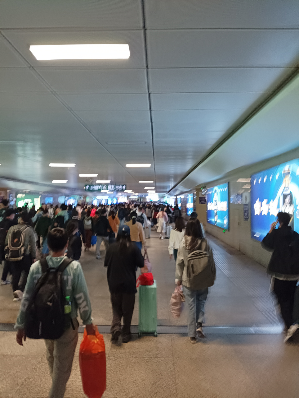 前天回武汉的出站口 汉口火车站 人真是多 都是出站的