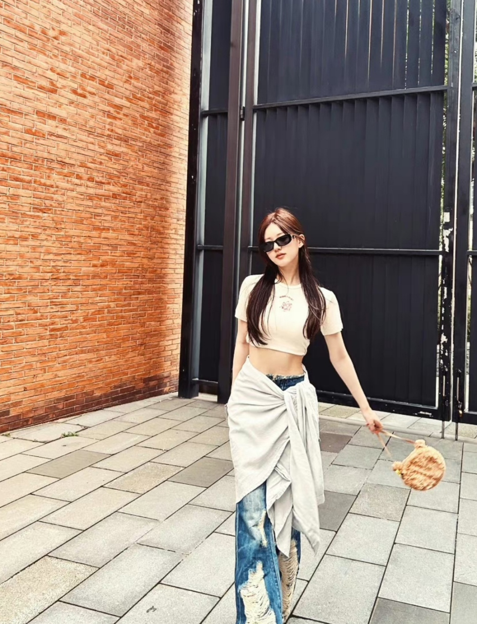 赵露思练出马甲线,晒全身照展示腹肌线条,甜酷的模样特别有魅力.