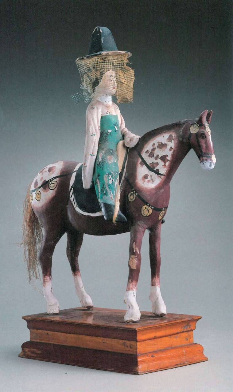 1973年新疆吐鲁番阿斯塔那第187号墓出土的骑马女俑(唐,公元7世纪.