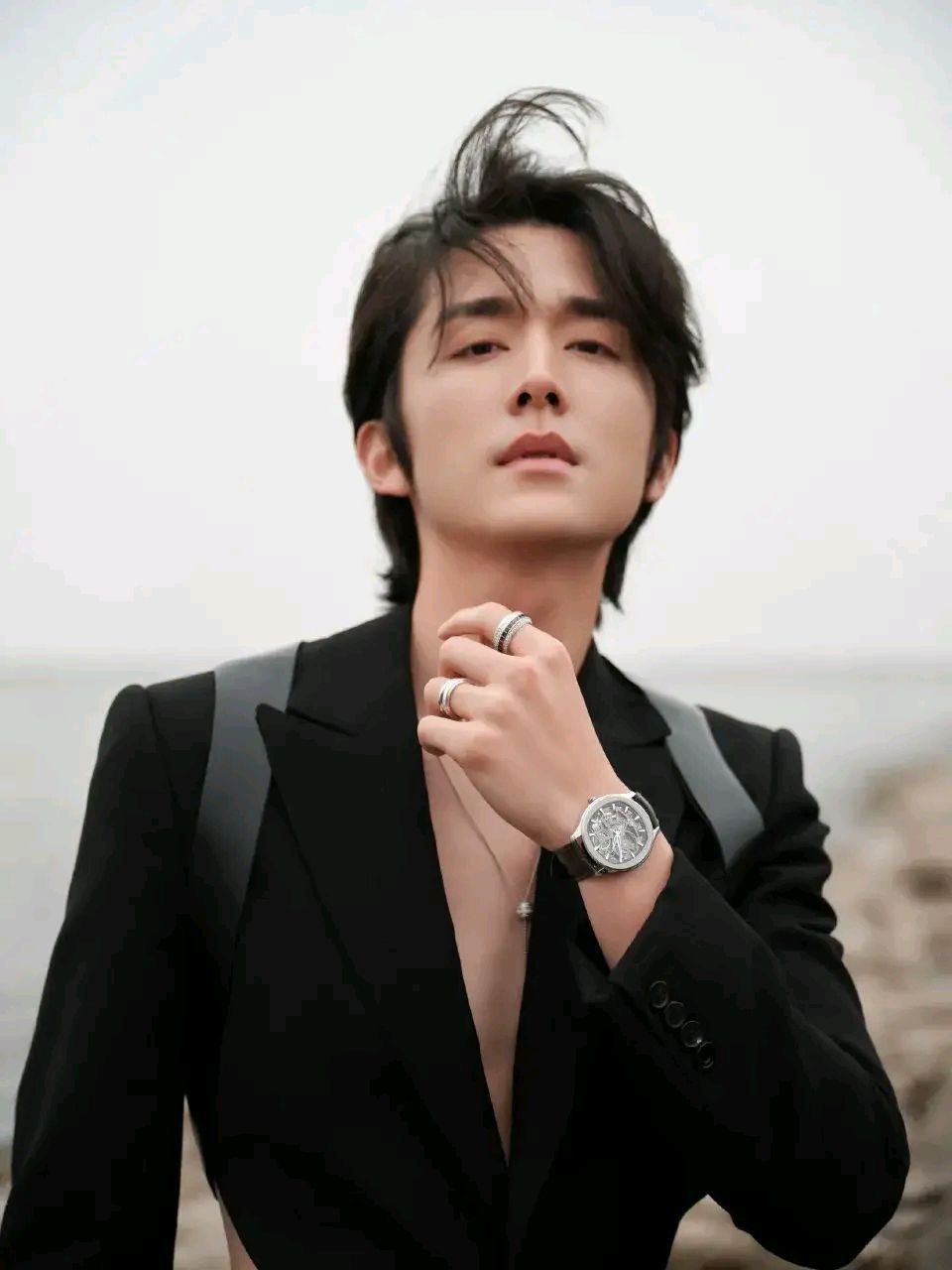 张新成深v露背西装和皮革背带的装饰,真的很有挑战性,既性感又帅气 !