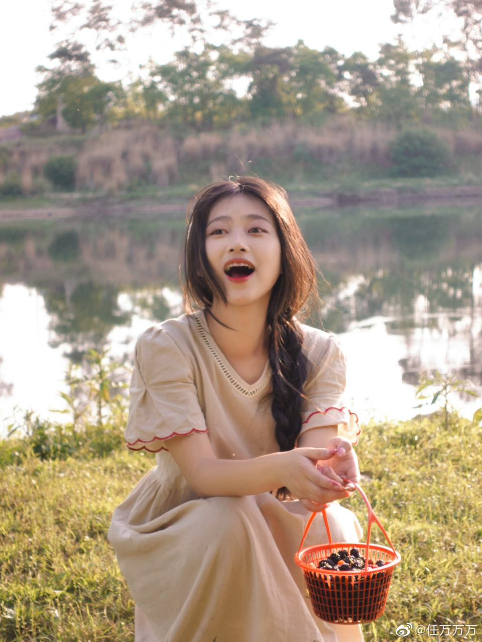 浠水边的大辫子少女～任万万