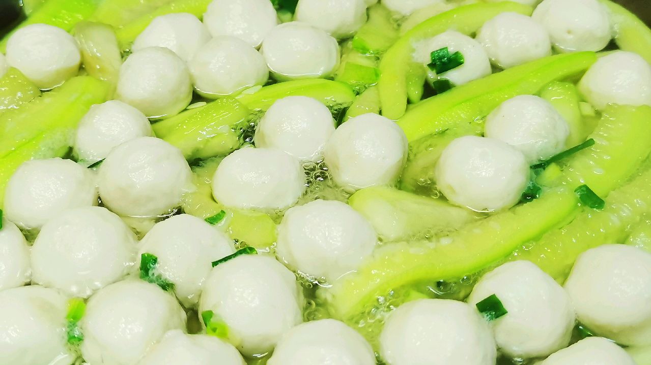 吃过一次丝瓜鱼丸汤,才知道汤汁可以这么鲜美,夏日清热解暑佳品