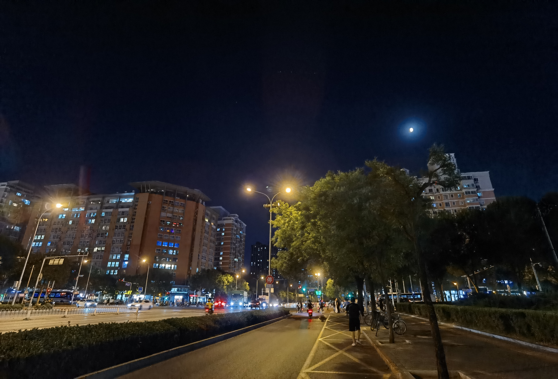 华为mate40pro5g版真的很好用,夜拍很有一套.支持国货,支持华为.