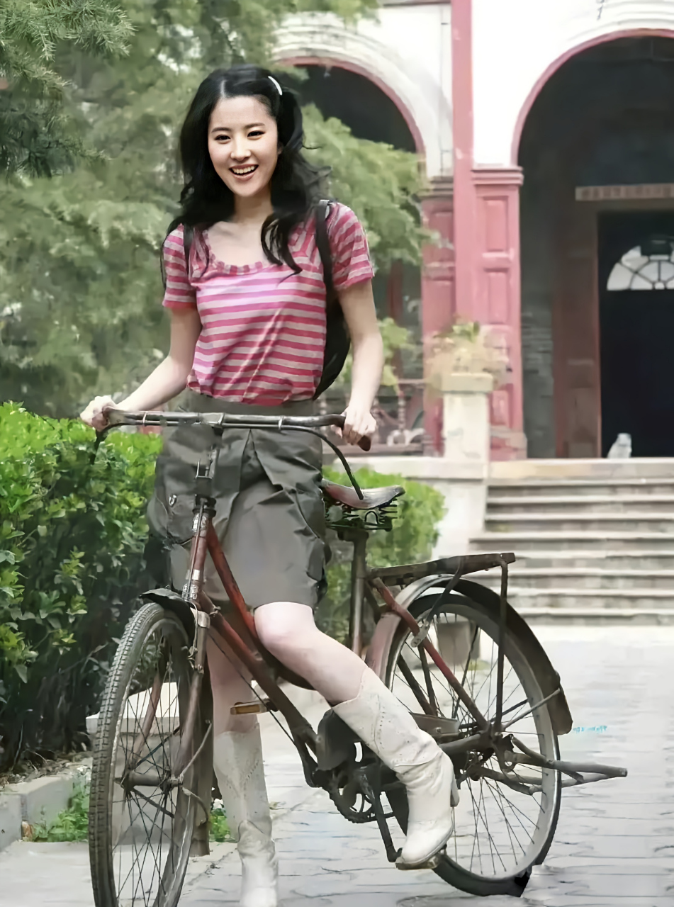 20岁的刘亦菲,青春年华活力四射,满满的少女感~  好清纯的笑容,明眸