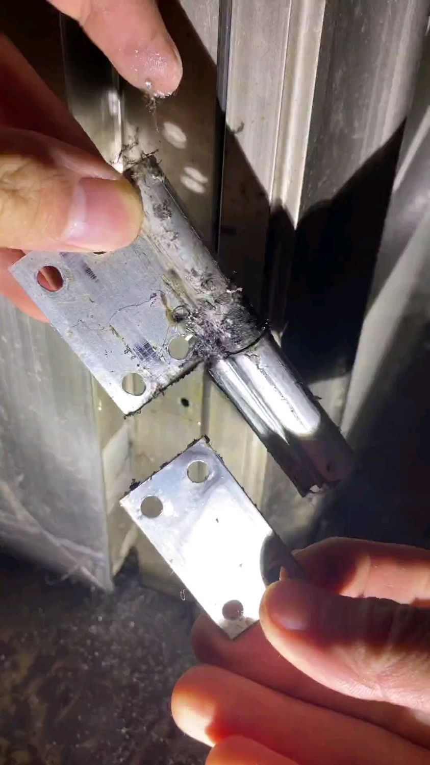 卫生间合页破裂断了有铆钉的前提下如何更换教程分享