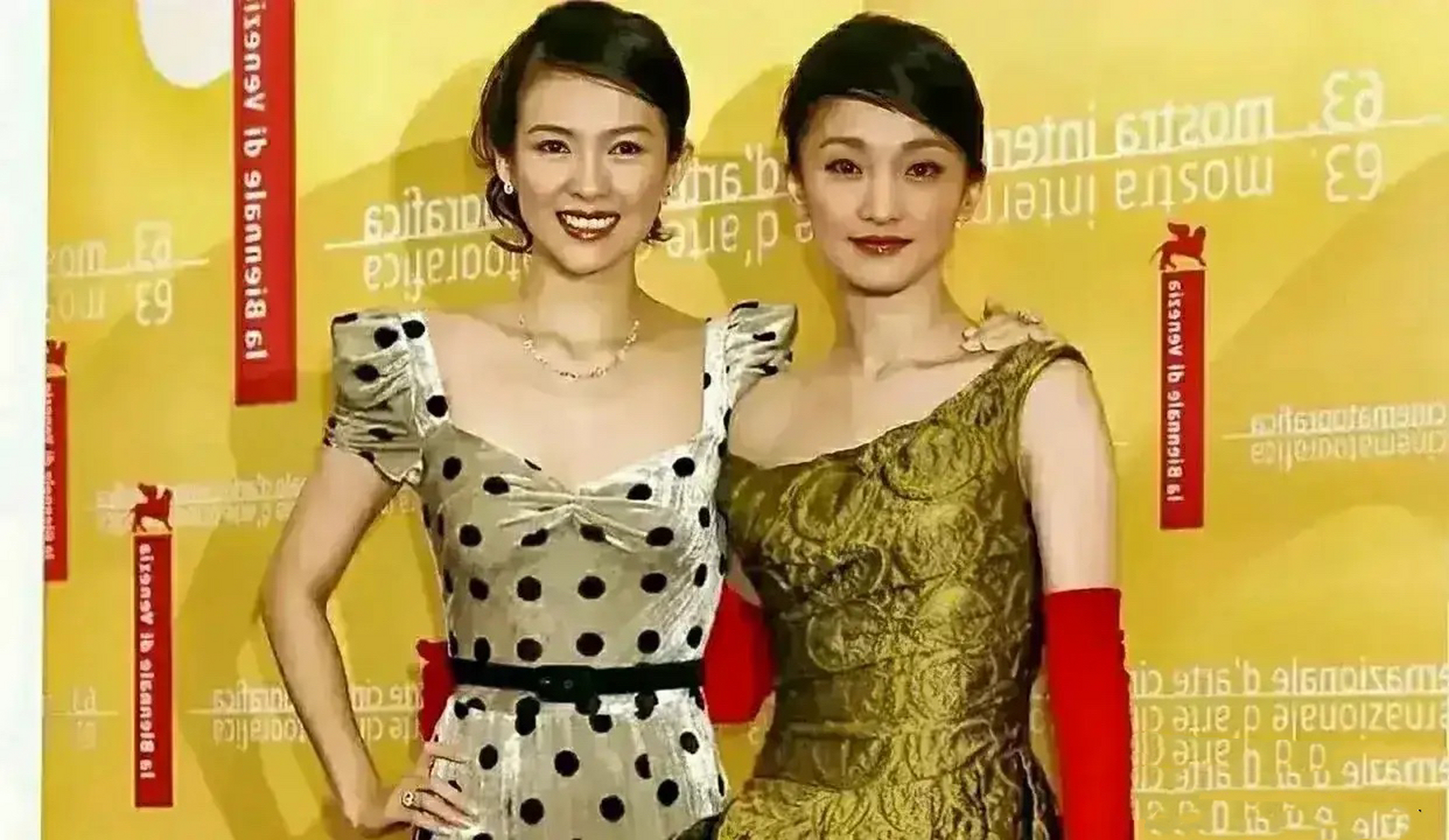 章子怡和周迅同框,虽然都是大美女,但是我个人更倾向于周迅