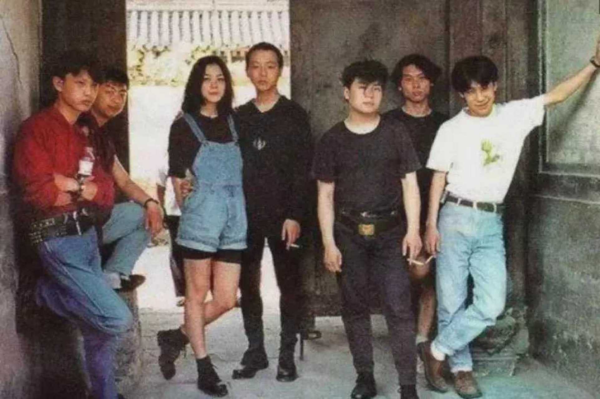 1995年,窦唯音乐团队和女友王菲的合影,那时王菲已有一定的名气