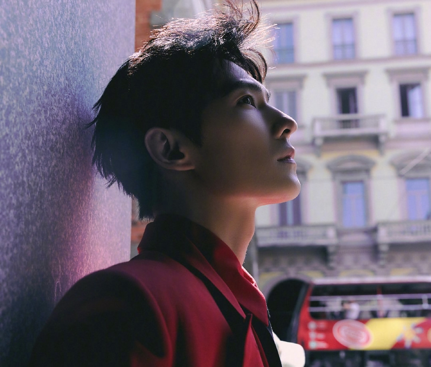 杨洋和红色的匹配度,太耀眼了