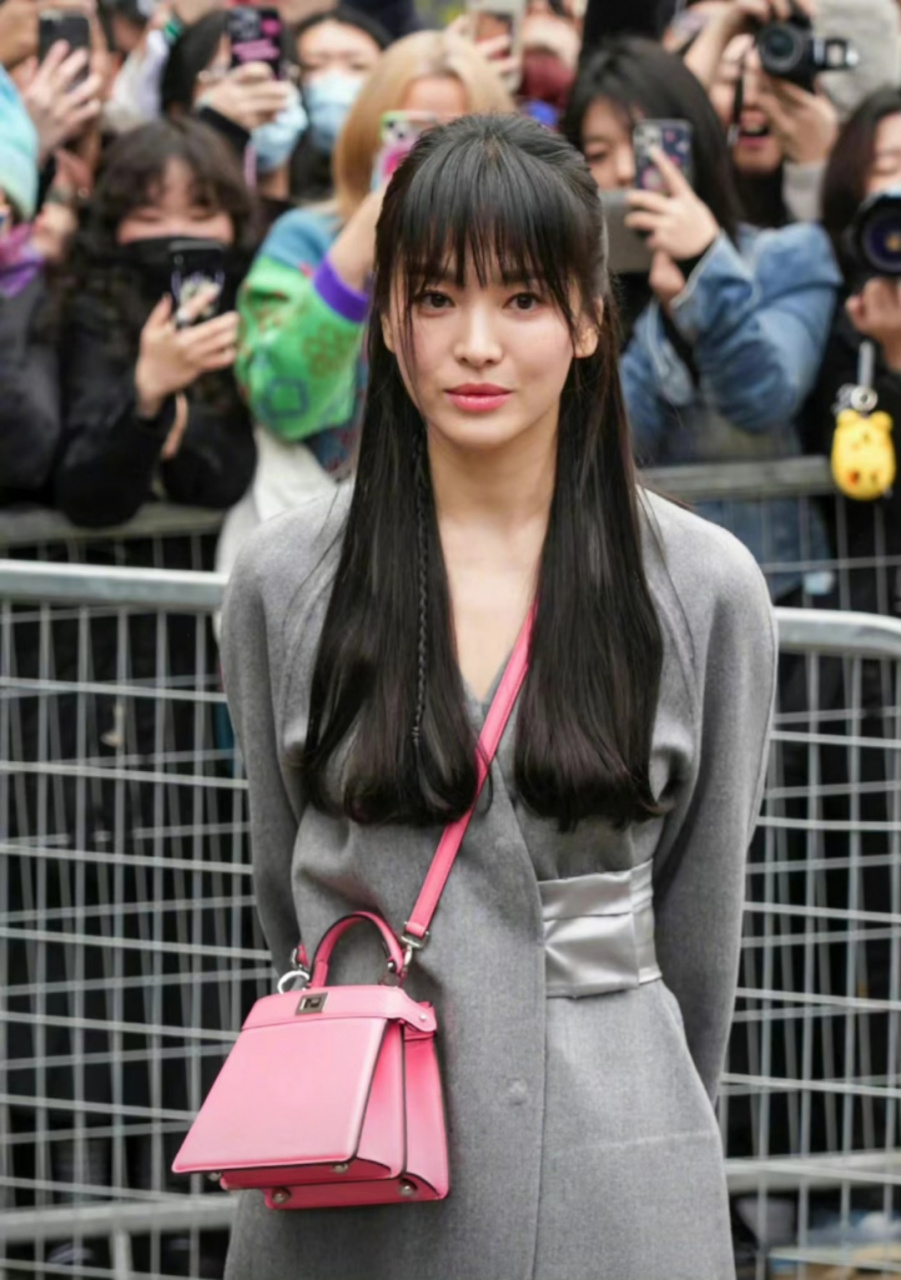 宋慧乔换新发型了,路人镜头下的乔妹大方温柔美丽