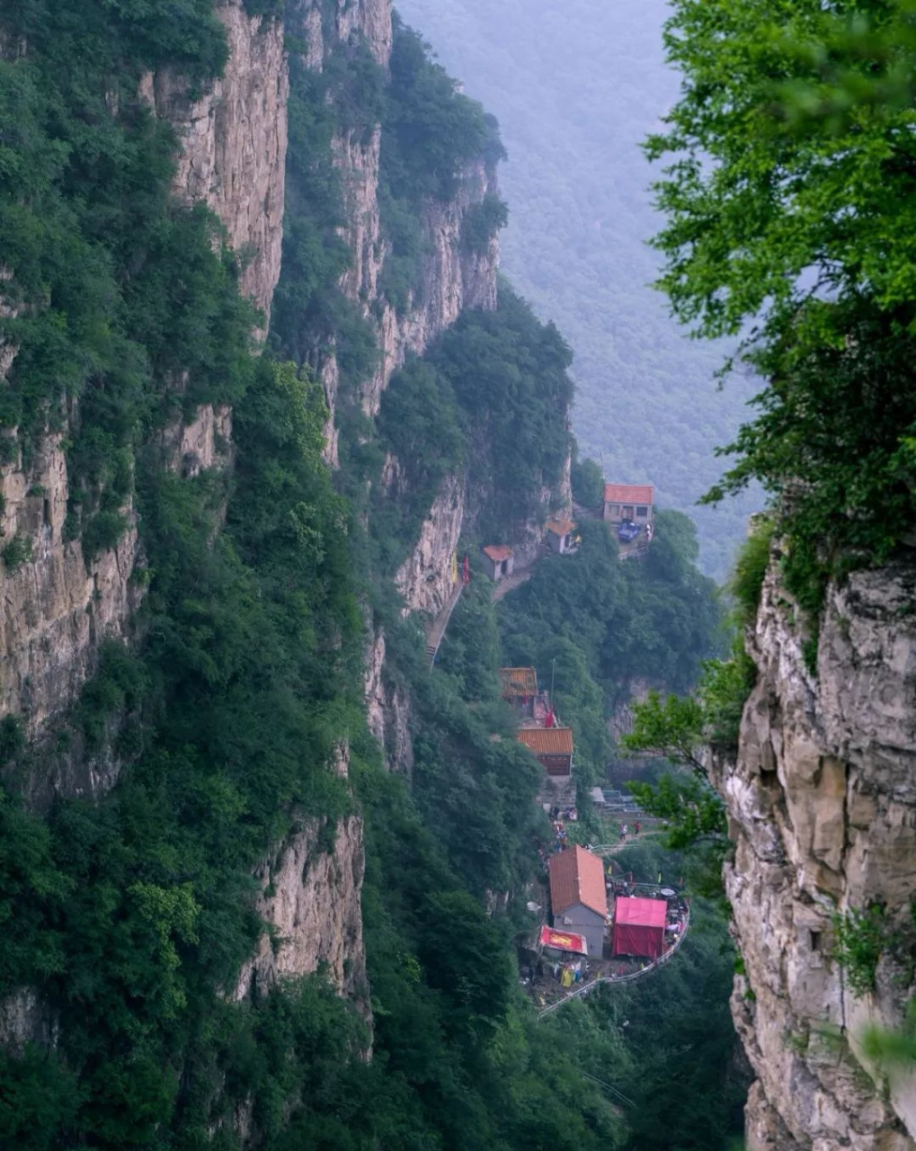 小西天景区位于山西省平顺县杏城镇东南12里处,海拔1672米,雄踞南太行