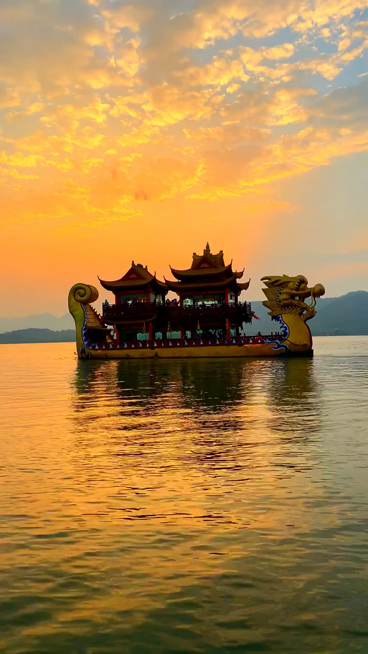 这龙舟太霸气了