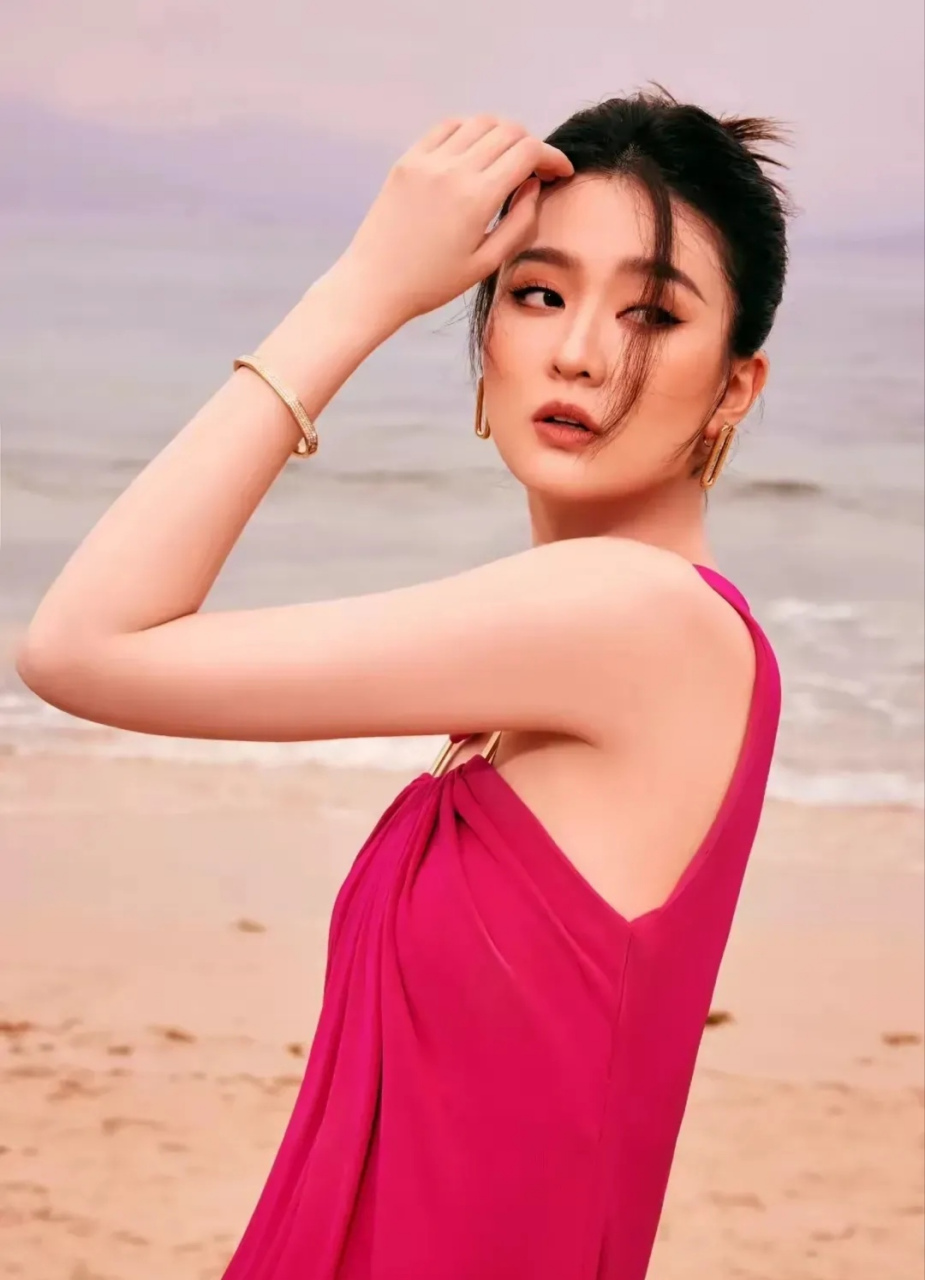 大长腿乔欣小姐姐大红色无袖连衣裙在海边玩,惊艳又性感美女姐姐真