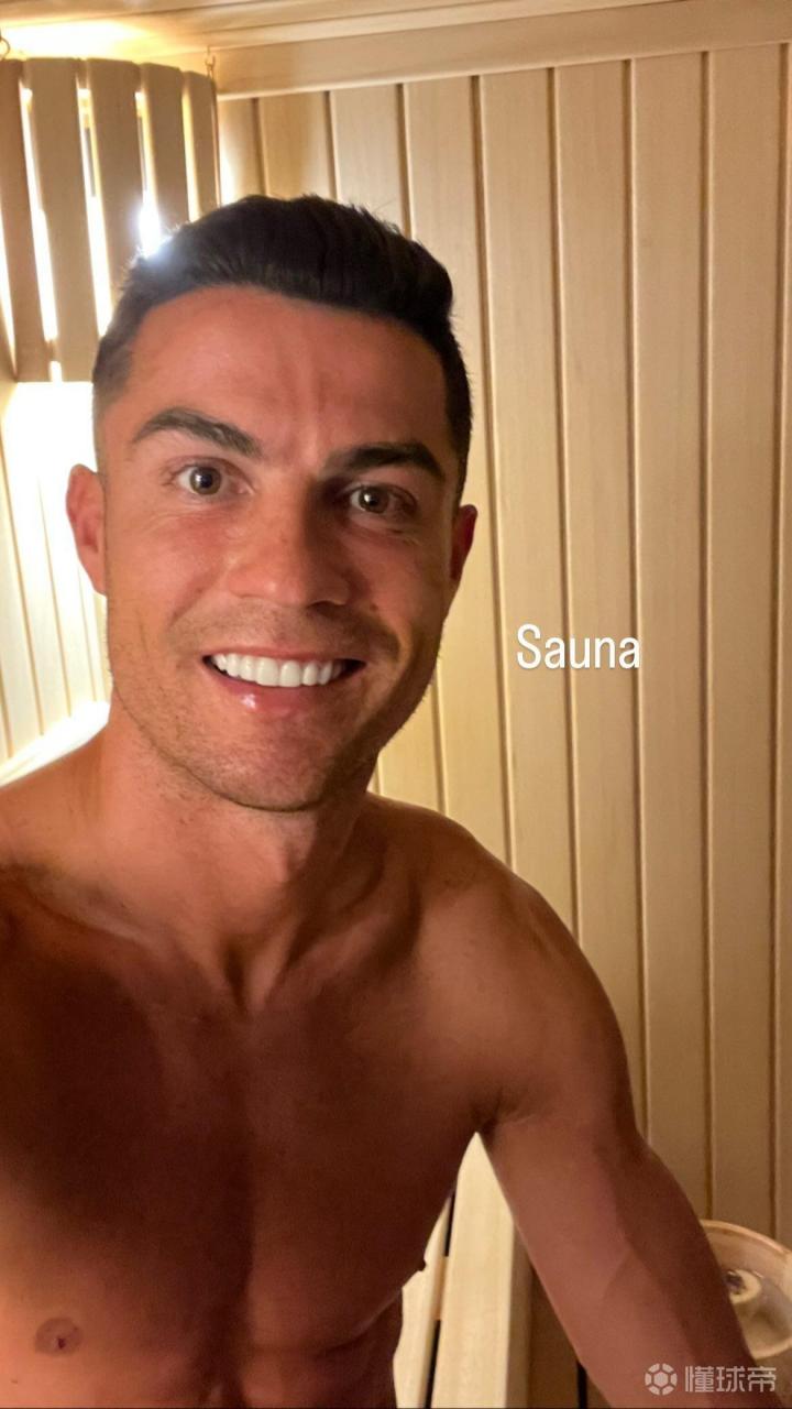 心情不错,c罗晒蒸桑拿时自拍照,展露帅气笑容  3月8日凌晨,c罗在社交