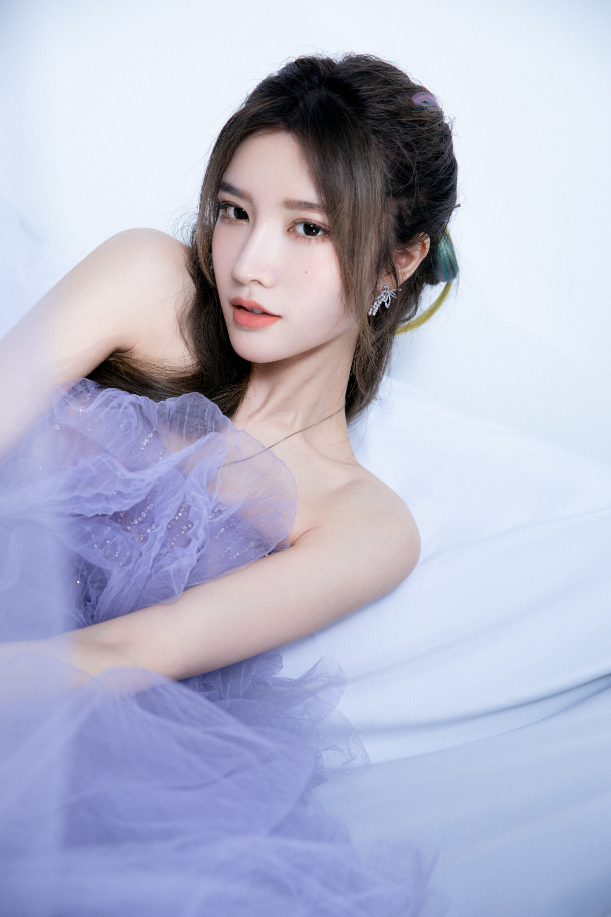 戴燕妮写真,一袭紫色纱裙,神秘优雅,性感迷人