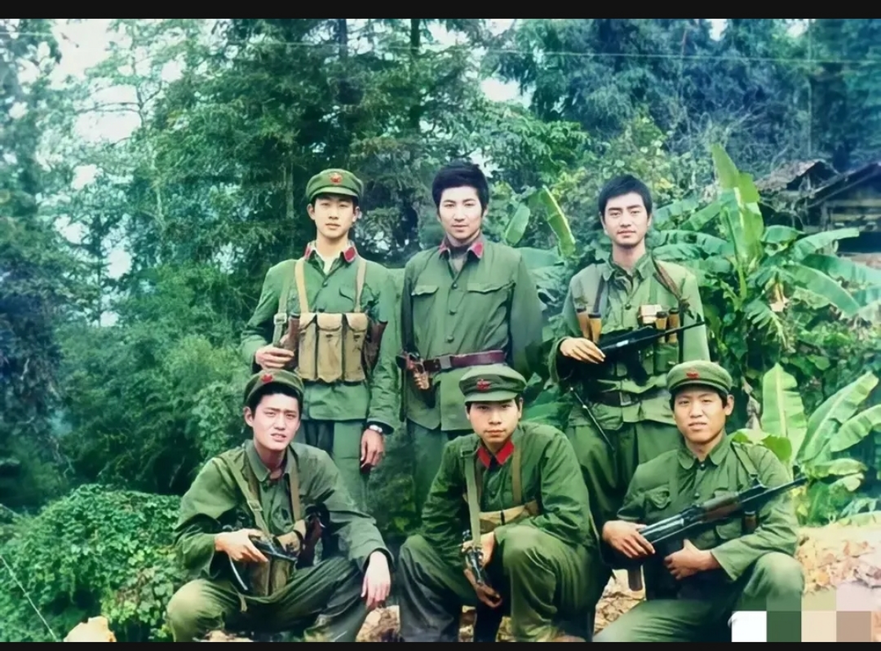 几名侦察兵在云南麻栗坡,一张罕见的留影,他们隶属于第十二军三十六师