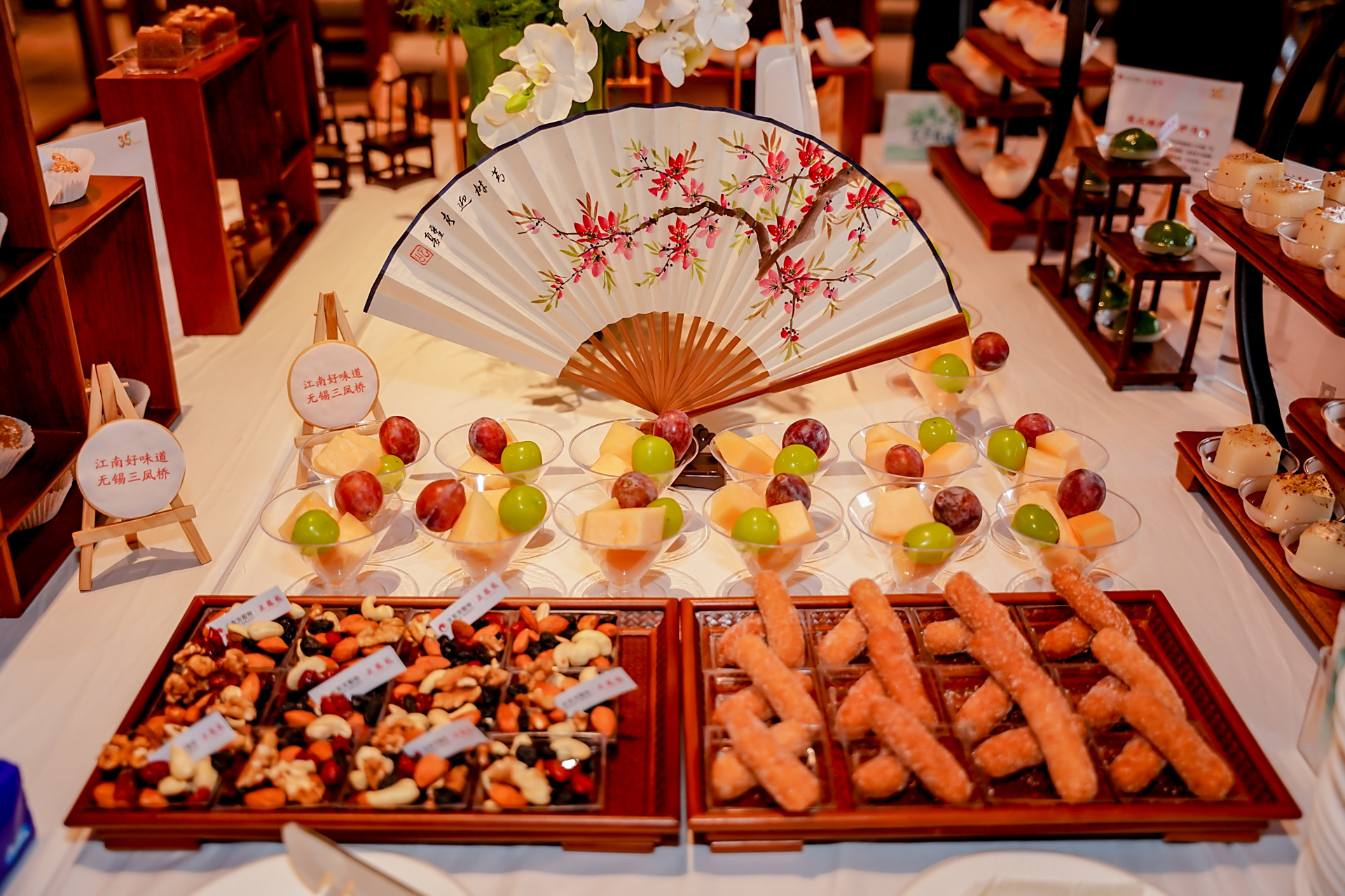 江南的茶点造型精巧,口味清淡而回味悠长,以各种糕,酥,菓,团子为主,加