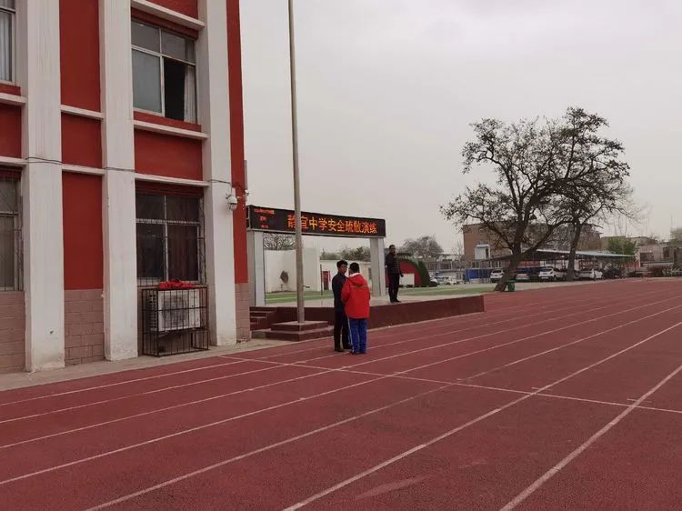 知危险,会避险,守护安全成长--开封静宜中学第五周升旗仪式