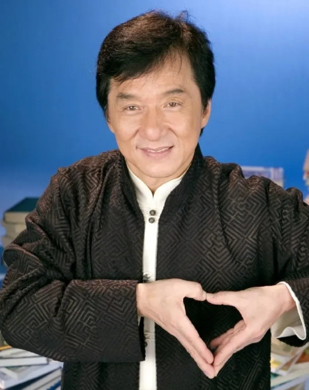 一次慈善晚会上,成龙发起捐款倡议,一位大佬打断他问:"你穿的外套多少