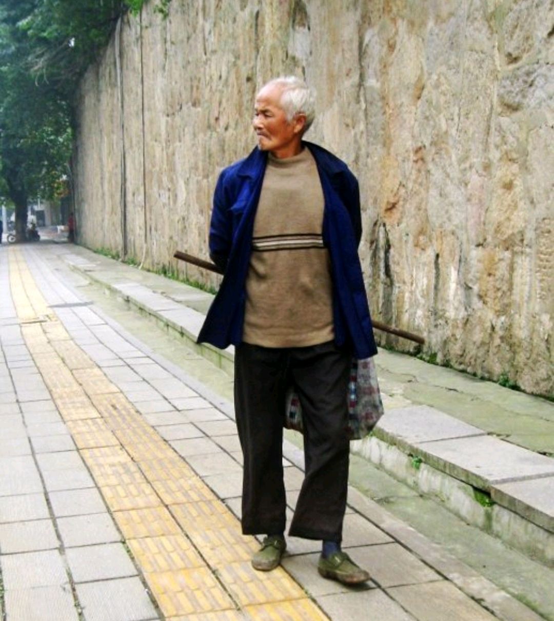 湖南抠门老人,解放鞋穿15年不想扔,捡垃圾资助23个穷孩子上大学