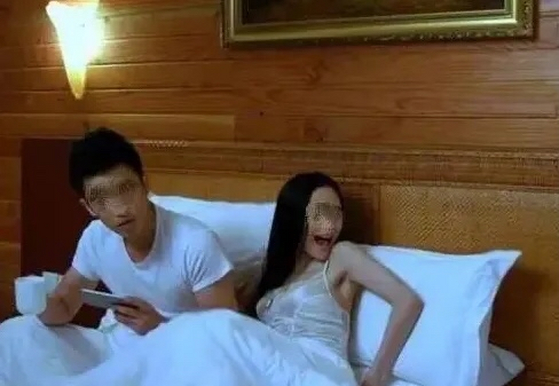 一男子发现妻子出轨,带着一群兄弟前去抓奸,但没想到的是,当李先生在