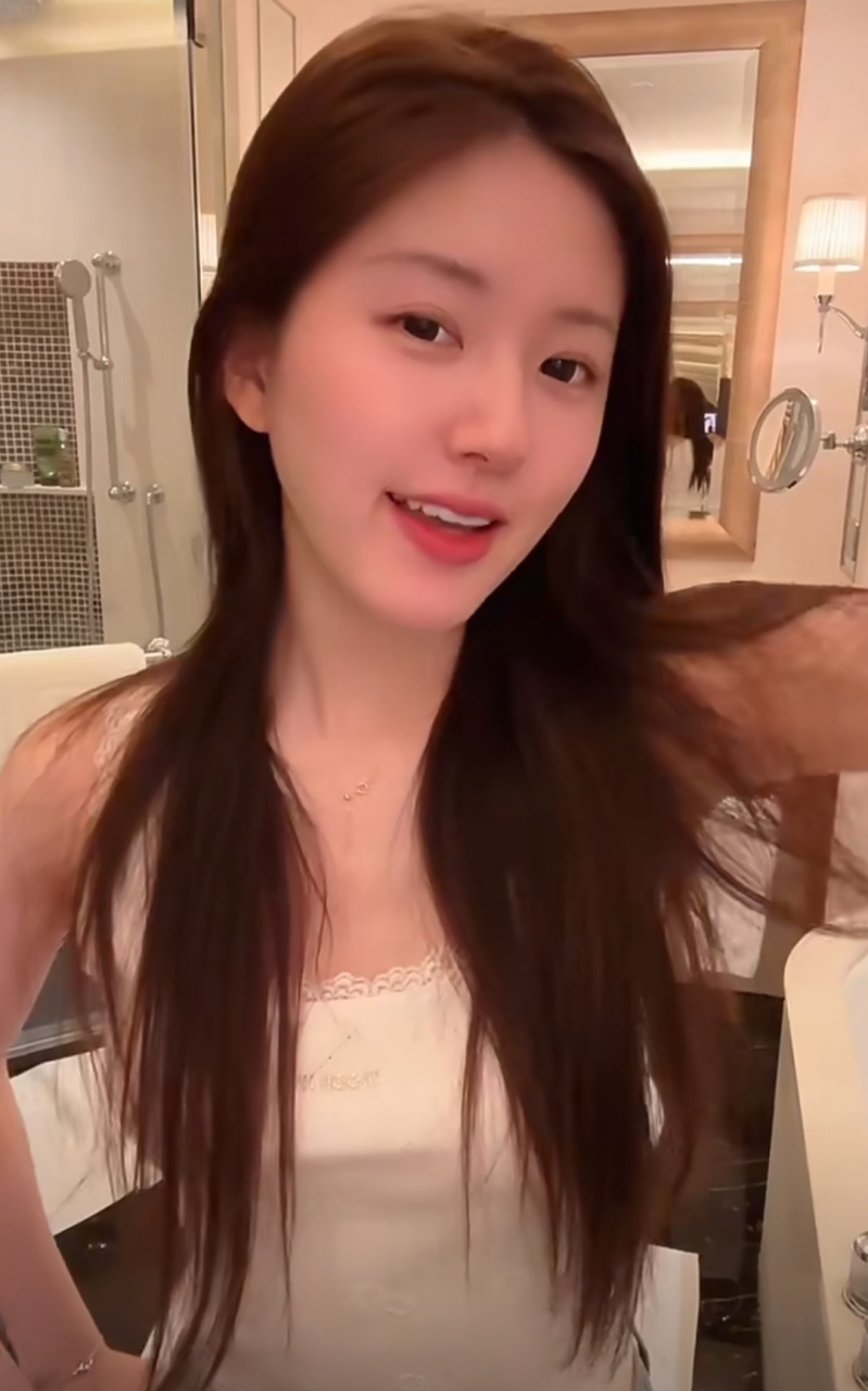 赵露思拍视频展示优越发量,长发及腰甜美范十足,她私底下总是乐呵呵