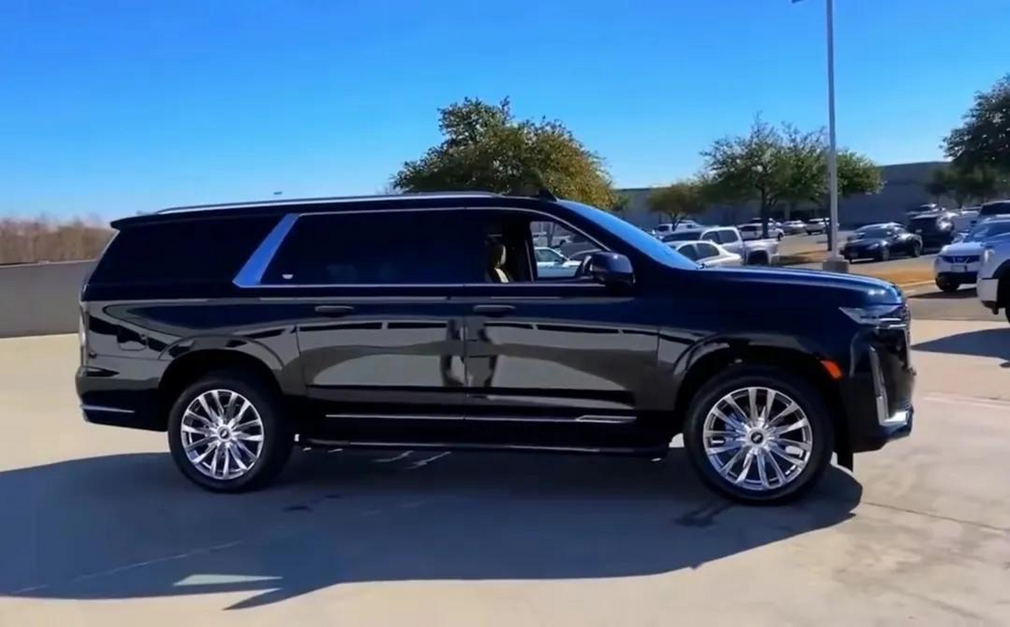 要说气场还得是这个车,全新凯迪拉克凯雷德长轴版,车长超过了5米7,车