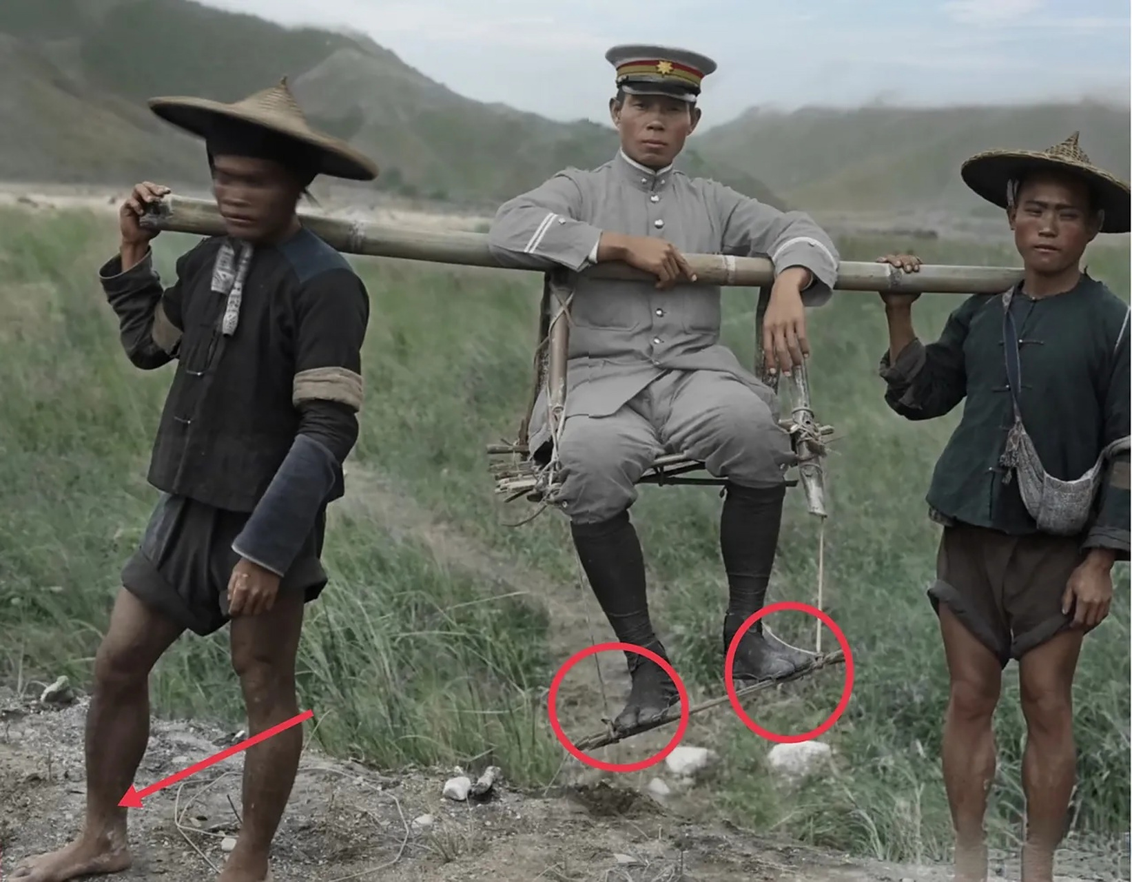 历史不容遗忘,1918年,赤脚的高山族同胞抬着穿着鞋子的日本军人,这是