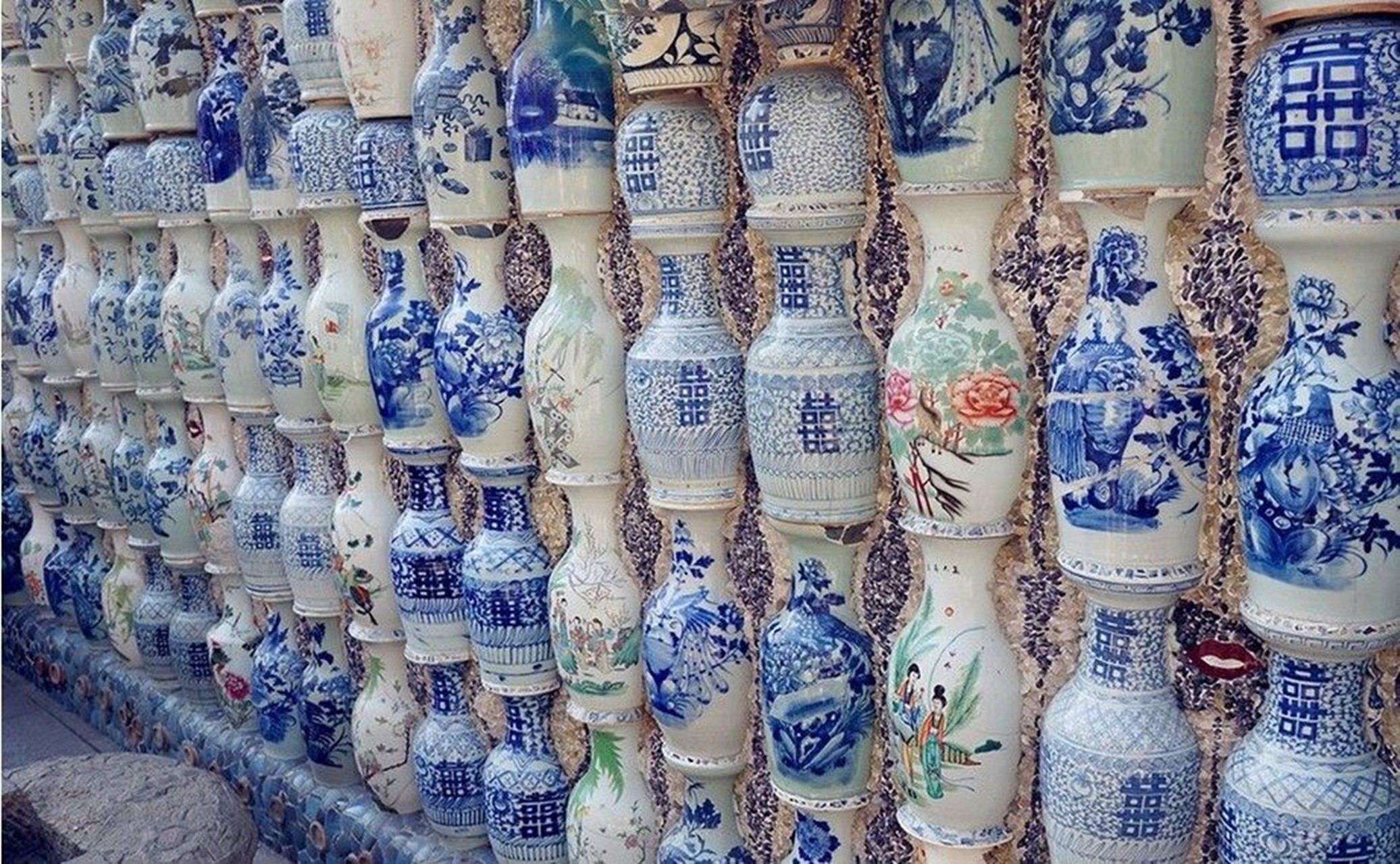 天津瓷房子主人兼设计者张连志用自己收藏和搜集的四千多件古瓷器,四