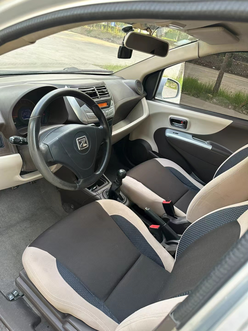 14年众泰z100,1.0手动档,审保23年12月.全车原版,实表8万公里.