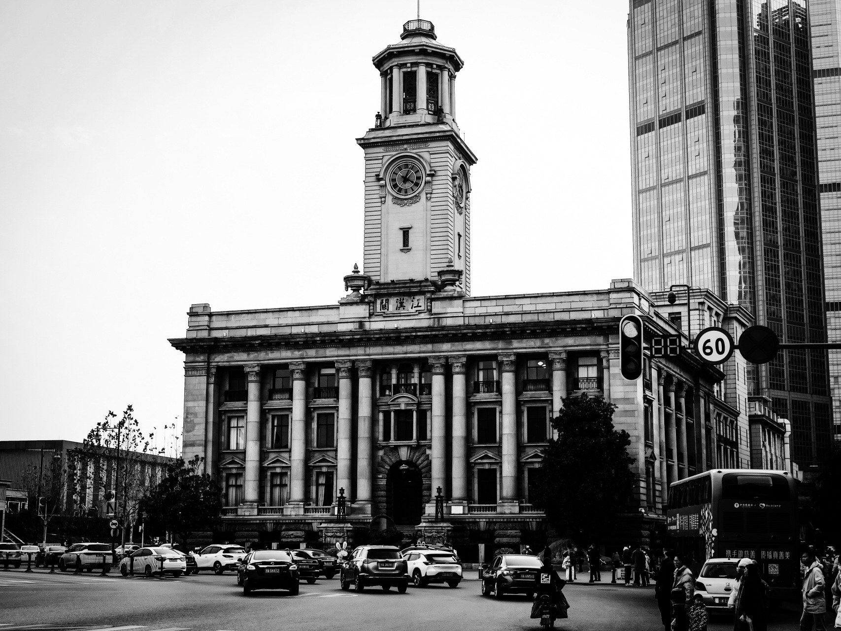 一组百年老建筑,在武汉的沿江大道拍的,后期做成了黑白片