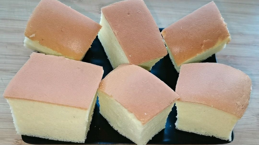 电饭锅做蛋糕的简单方法，不用打蛋器打发蛋清，蛋糕也能香甜松软