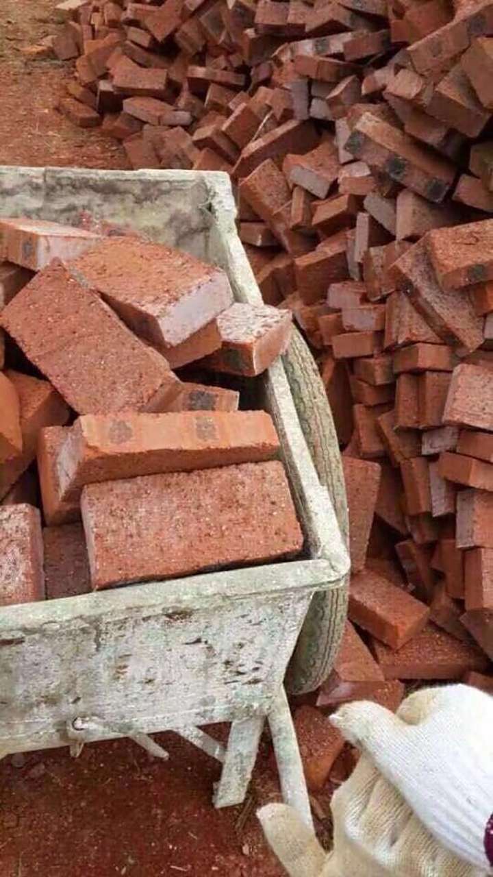 每天在工地搬砖有没有前途啊?