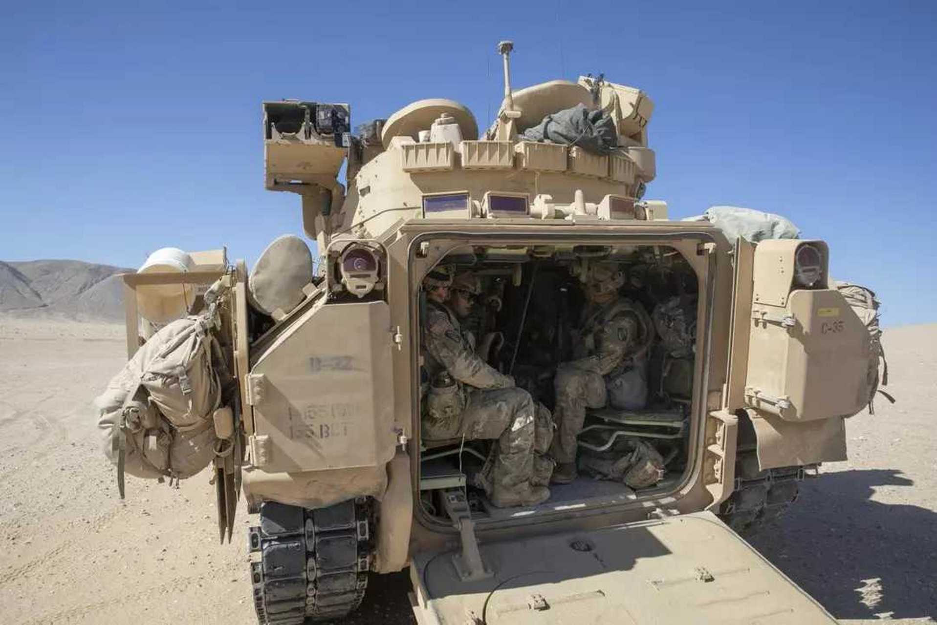 bmp1和bmp2步兵战车乘员舱比较狭小,乘员坐起来不算舒服,由于车本身