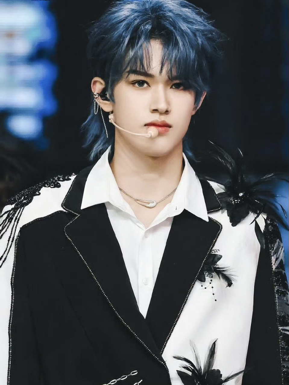 张极的银蓝狼尾造型超帅的嘞,真的会狠狠爱一些狼尾造型